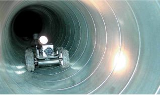 Инспекционный робот проводит обследование воздуховода