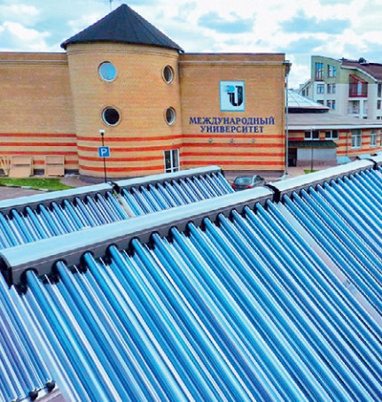 Вакуумные солнечные коллекторы на крыше ИТП в поселке Заречье