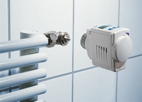 Цифровой регулятор радиатора со встроенной временной регулировкой обеспечивает обогрев лишь тогда, когда ванная комната используется.