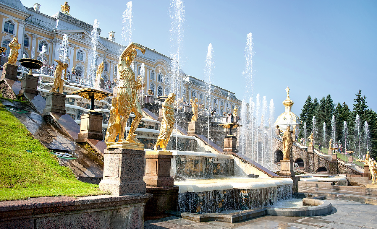 Большой каскад фонтанов в дворцово-парковом ансамбле Петергоф (Peterhof — «двор Петра»)