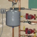 Присоединение расширительного бака к системе водяного отопления с насосной циркуляцией