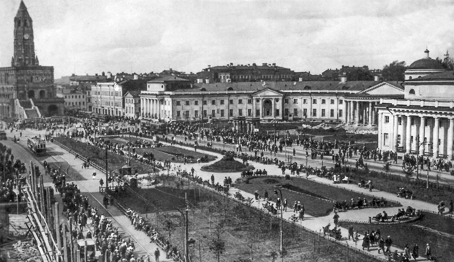 Историческая панорама московской площади с многоярусной башней слева, торговыми рядами, толпой горожан и конками