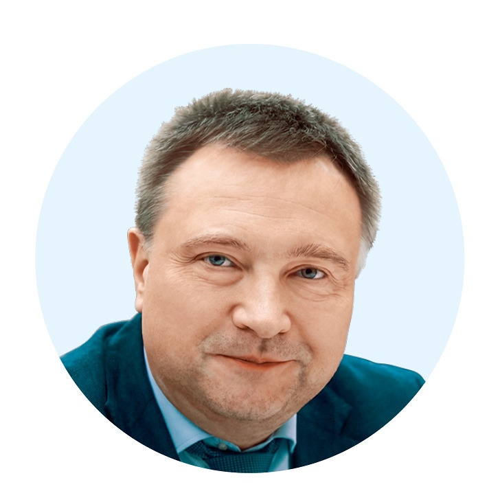 Портрет мужчины средних лет с седеющими волосами в тёмном пиджаке и голубой рубашке, круглая врезка