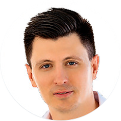 Портрет: мужчины в костюме на нейтральном фоне — коммерческого директора компании — разработчика контроллеров