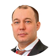 Евгений Семёнов, тренер ФБ Иннова компани: лысеющий мужчина со светлыми глазами, светлая рубашка и тёмный пиджак