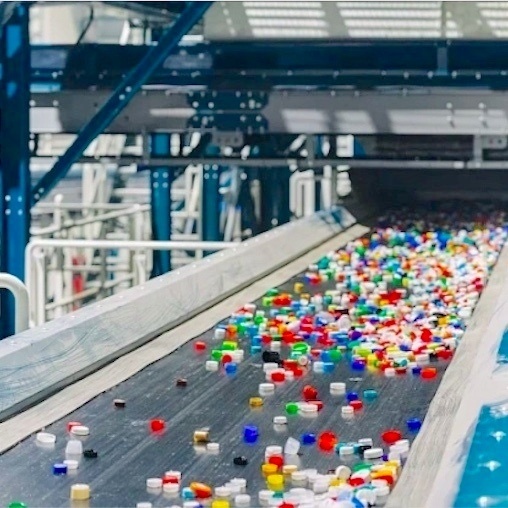 В Подмосковье открыли крупнейший в России завод по переработке пластика