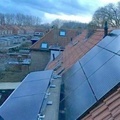 оригинальную систему отопления, объединив тепловой насос с установленными на крыше солнечными панелями.