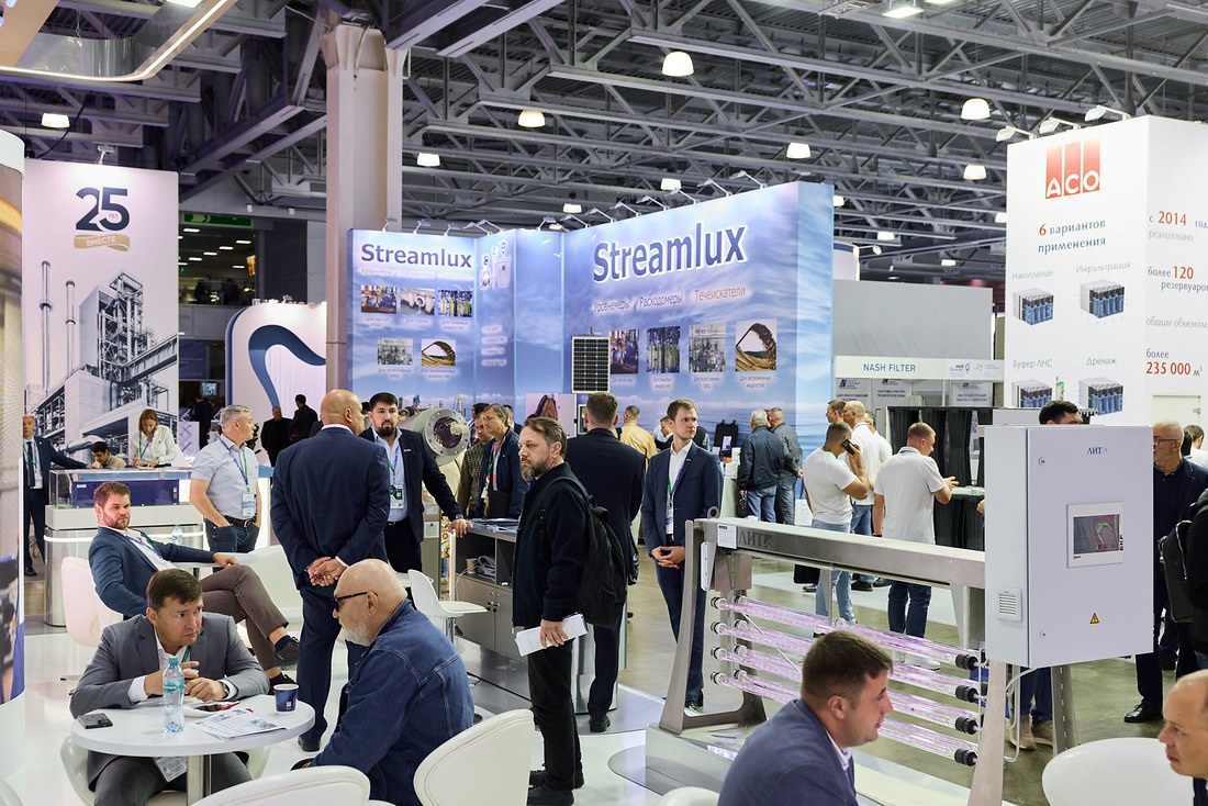 Экспозиция Streamlux с установками обеззараживания, за столами переговорной зоны идут встречи