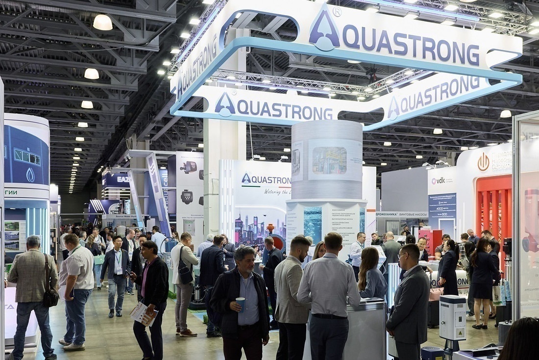 Стенд Aquastrong с подвесной конструкцией над экспозицией, вокруг плотный поток посетителей