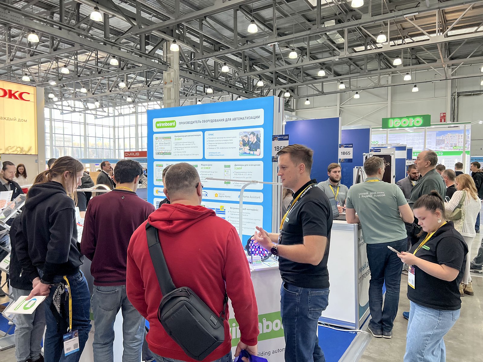 Стенд Wiren Board — российского производителя оборудования для автоматизации. Smart City & Home 2026